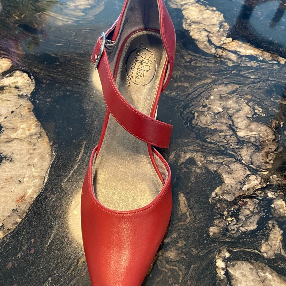 Red pump - Picture 3 of 4